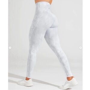 Snow Camo Limitless Leggings with pockets and no front seam.